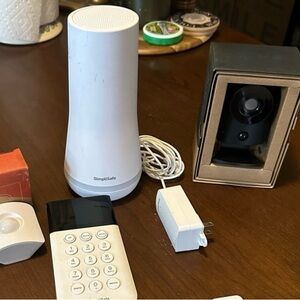 SimpliSafe | Security System Set: 4 + pieces (2 New Pieces & 2 Used Condition